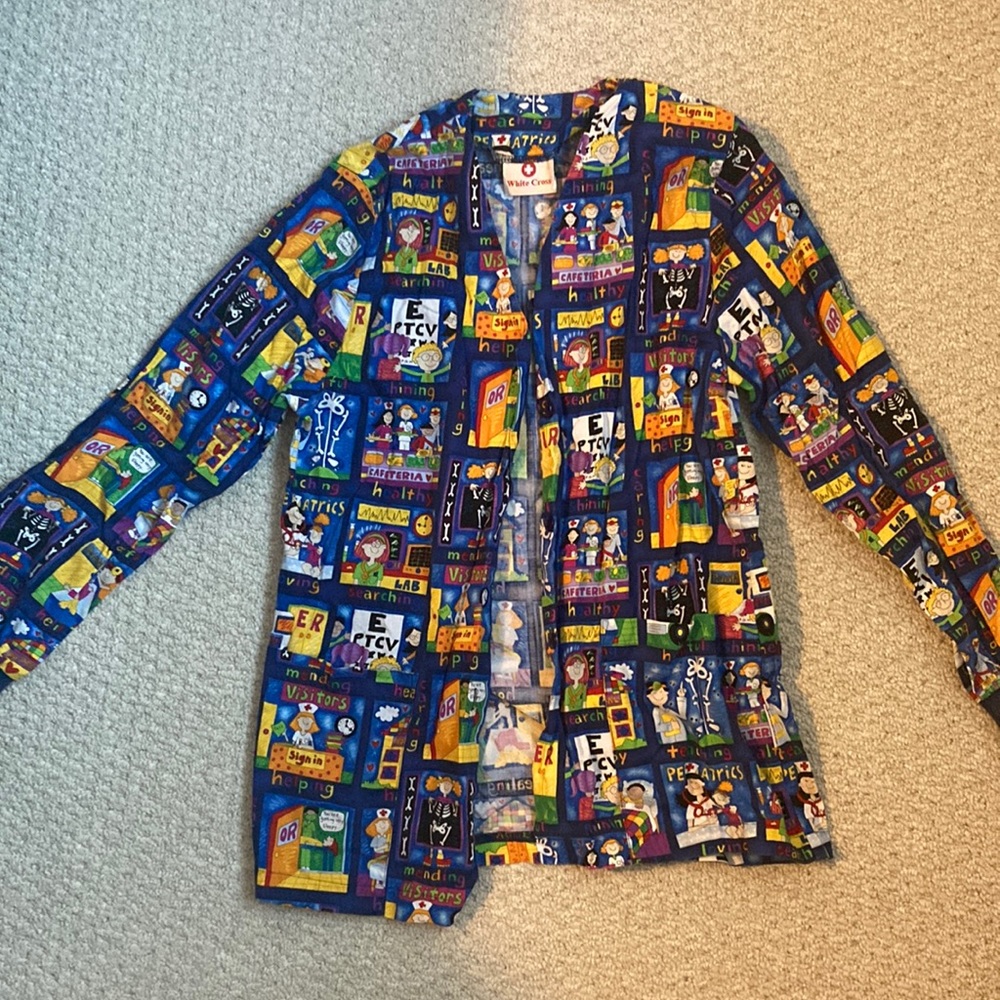 Log sleeve scrub top